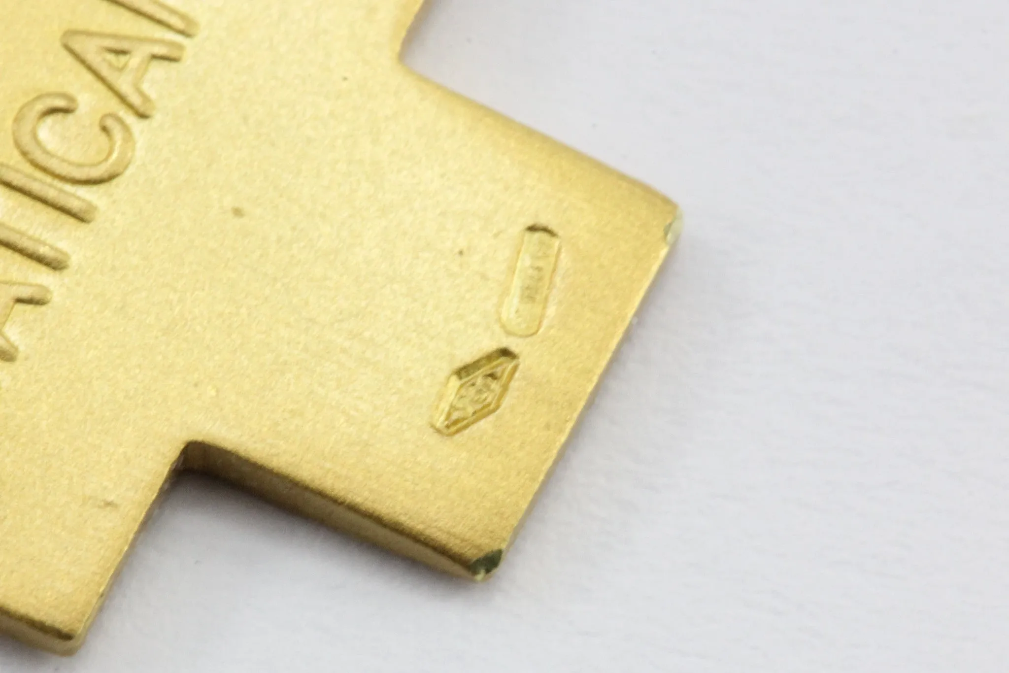 18K Gold Savelli Italy Vaticano / Vatican Cross Pendant in Box w/ Tag