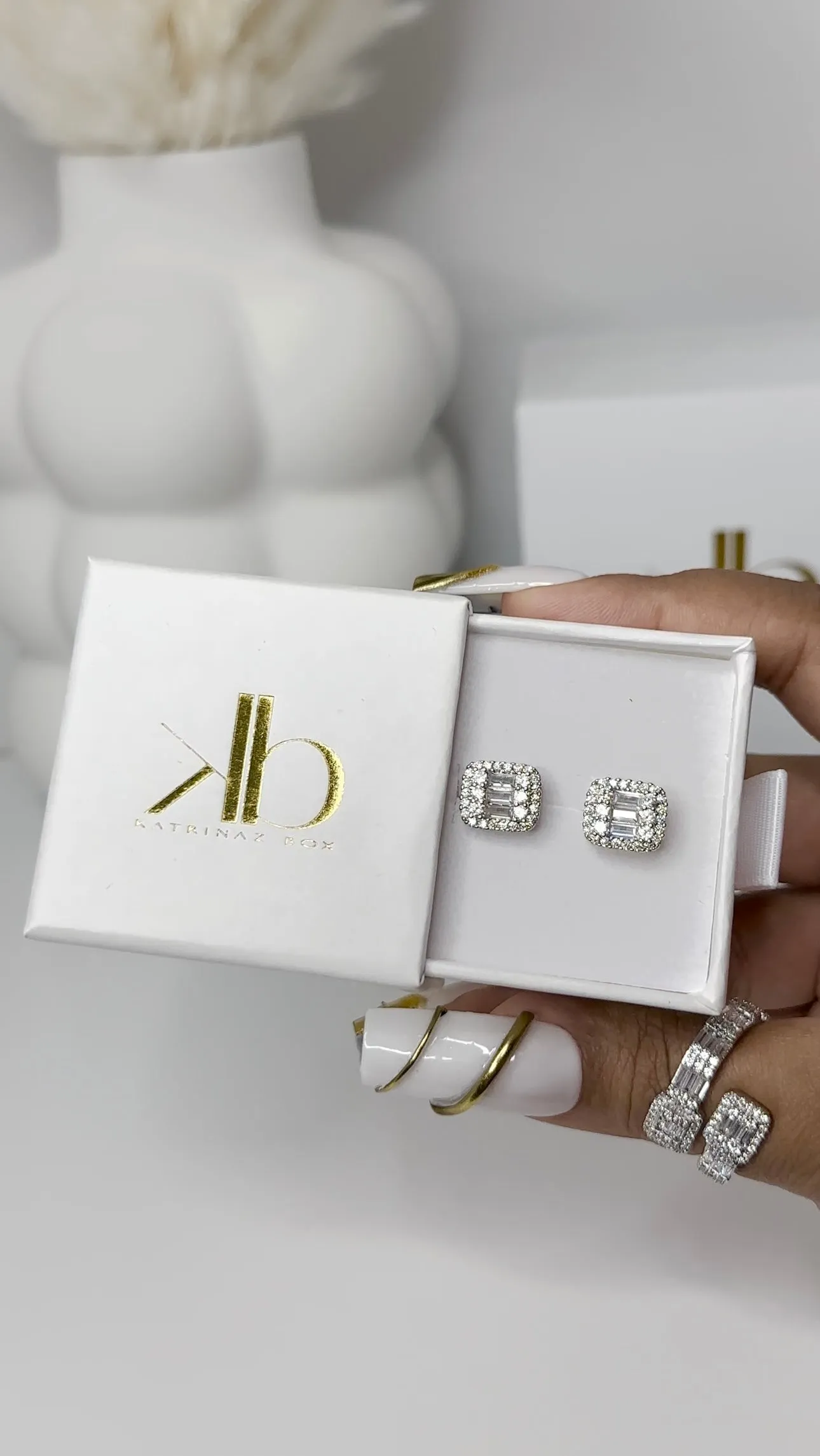BAGUETTE SQUARE CUT SCREW BACKS