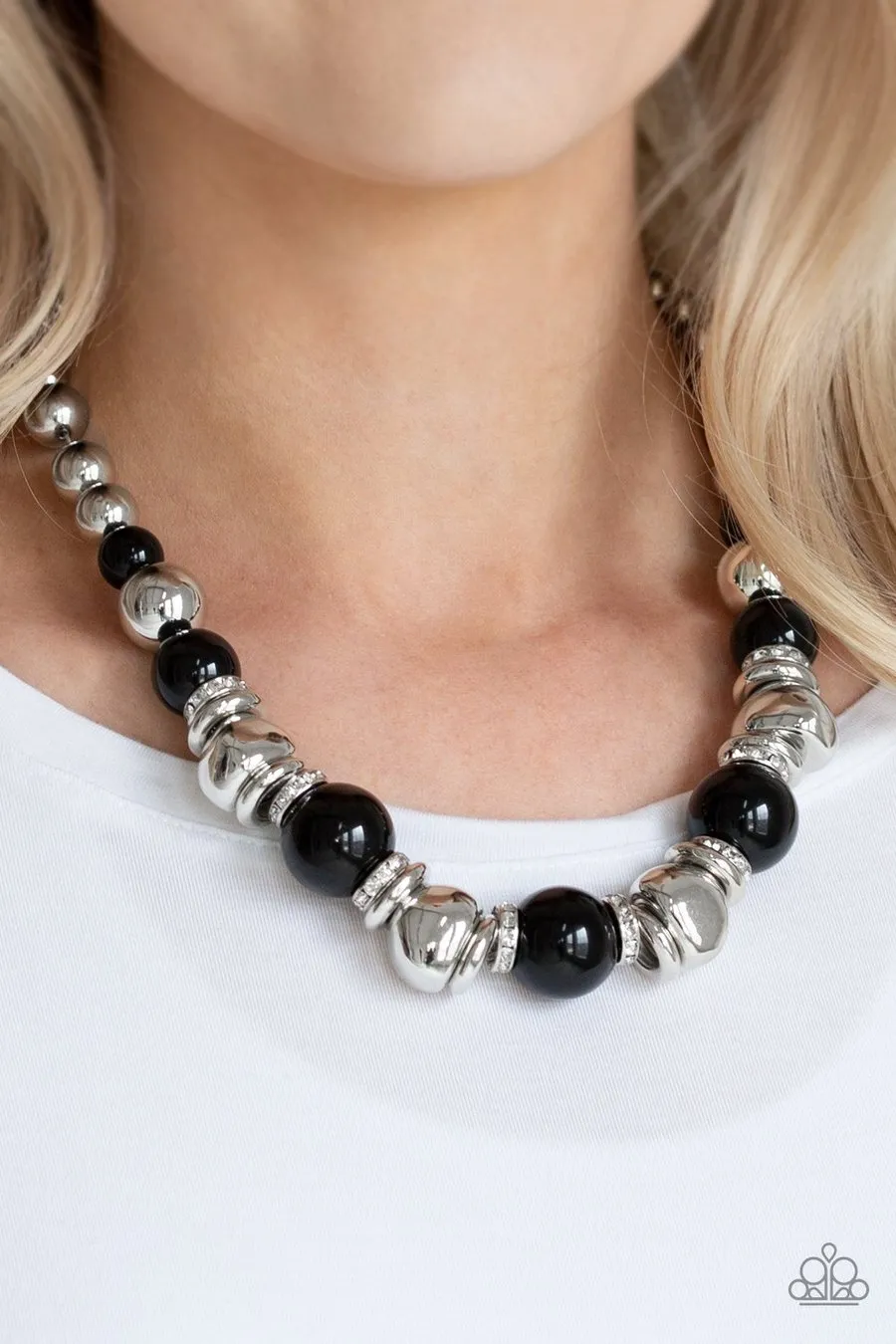 Hollywood HAUTE Spot Black
Necklace Paparazzi