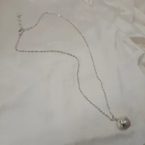 Lucy - silver-tone tiny chain and natural cultured freshwater pearl pendant drop necklace