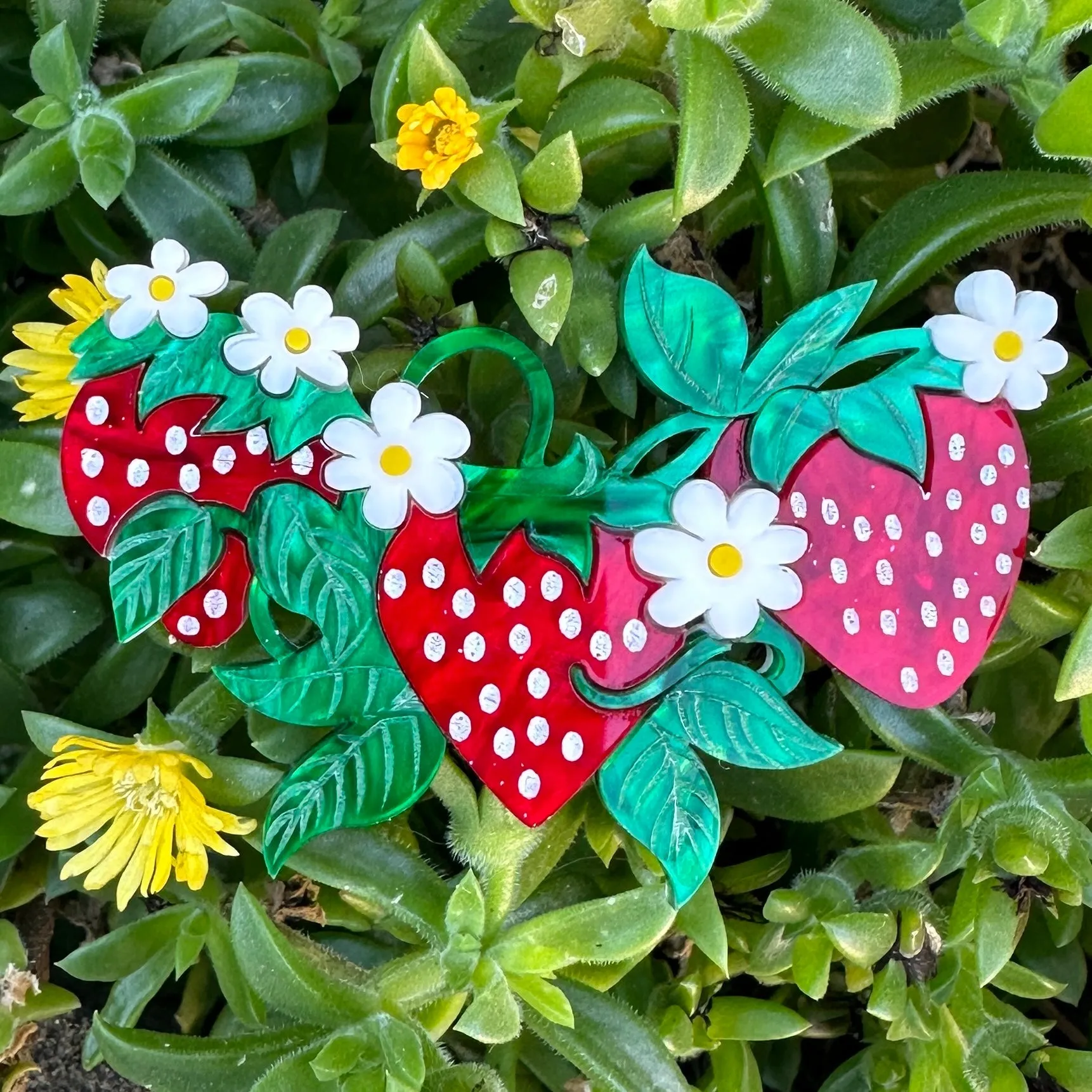 Strawberry bunch 🍓 - brooch - Set of 2