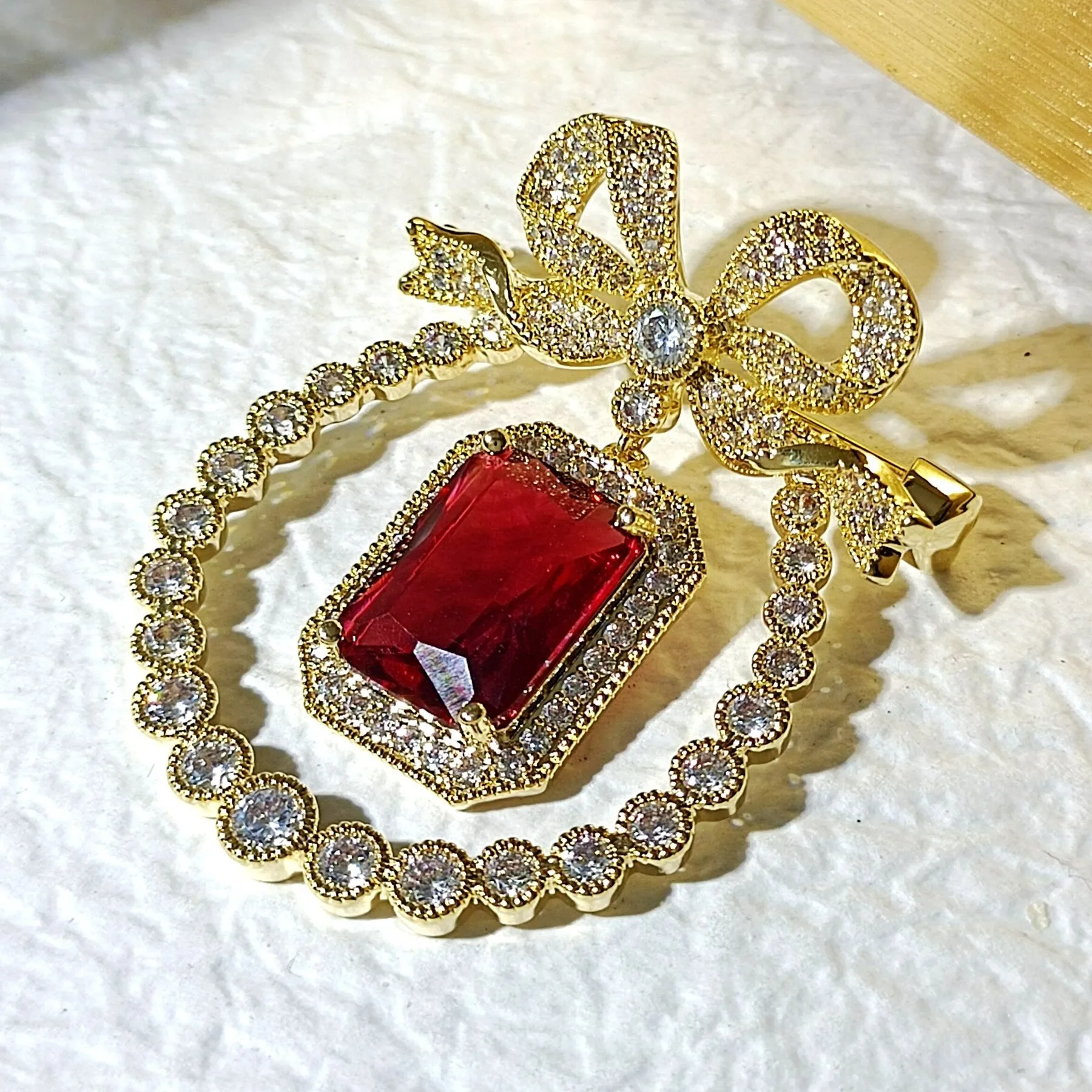 Vintage Style Opens Ribbon Bow Red Stone Drop Pear Shaped Brooch Pin